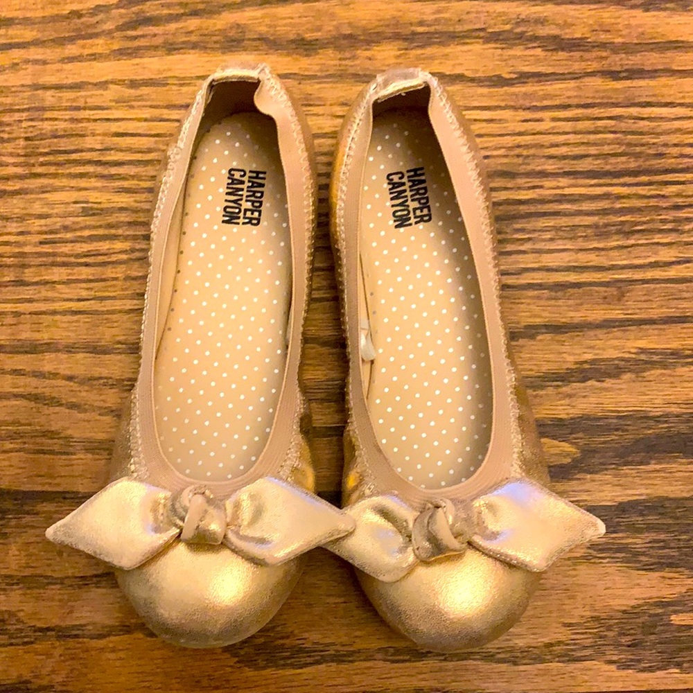 Gold bow flats, girls size 1.